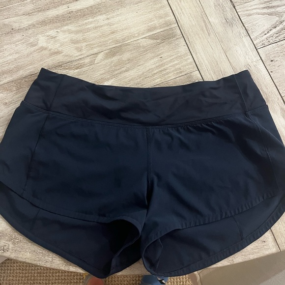 Lululemon shorts speed up low rise 2.5 inch - Picture 1 of 3